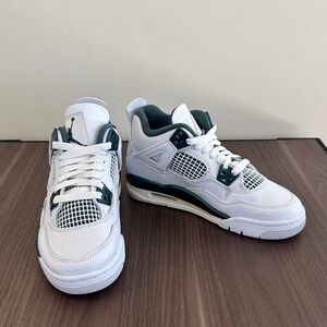 Jordan 4 retro Oxidized green White and Dark Green Boys size 3.5 Sneakers